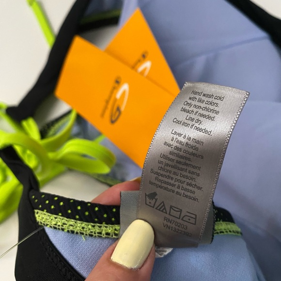 Champion Swimsuit bikini top is NWT. Women’s Size XL( 16-18) - Picture 3 of 10